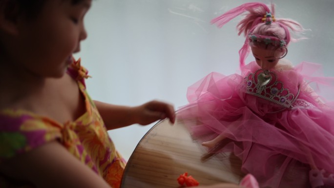小孩玩耍互动游戏公主玩偶玩具高清50帧