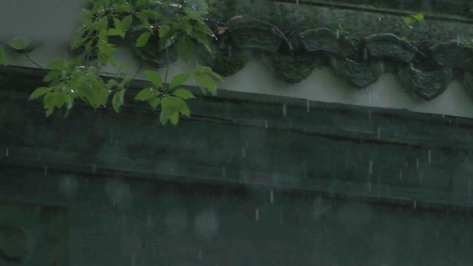 江南雨季中式园林屋檐雨滴升格慢镜