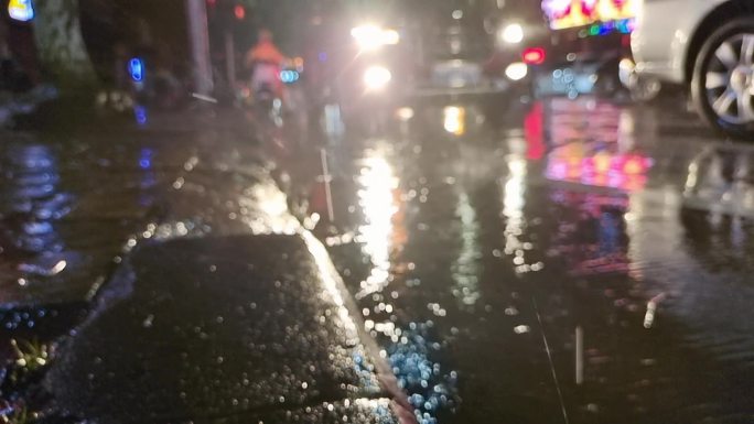 雨夜街灯车流车灯逆光雨点填下主滴街市雨点