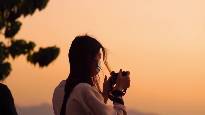 海边公园的女摄影爱好者