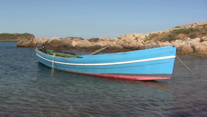桑塔纳海中的木船