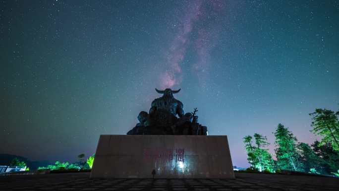 牛魔王雕塑银河星空延时