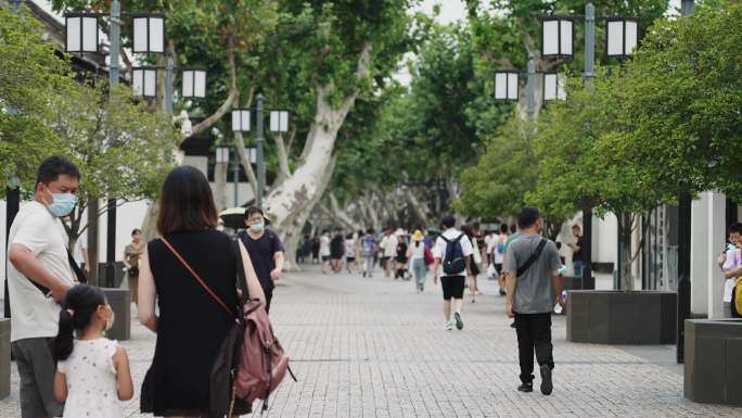 旅游的人群街道上的人苏州旅游