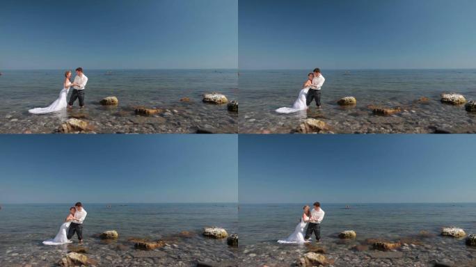 新娘和新郎在海滩拥抱