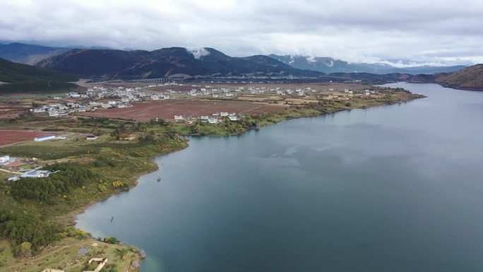 香格里拉，高速路河流高原农场，藏区，水库