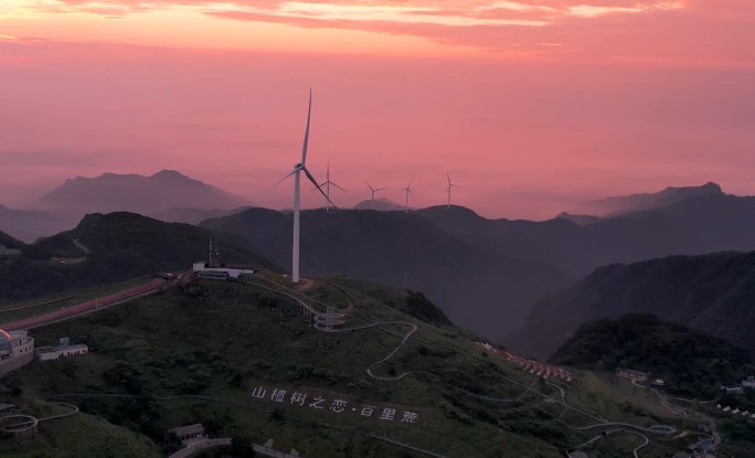 实拍山顶帐篷，露营日出云海风车素材