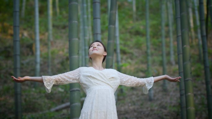 竹林里感受新鲜的空气