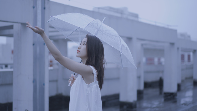 雨天伤感淋雨