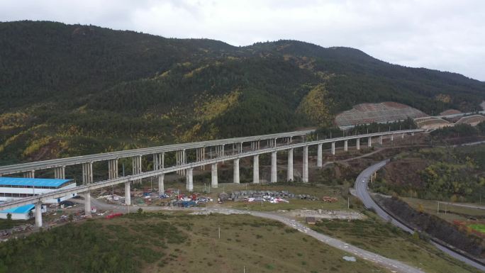 香格里拉，高速路河流高原农场，藏区，水库