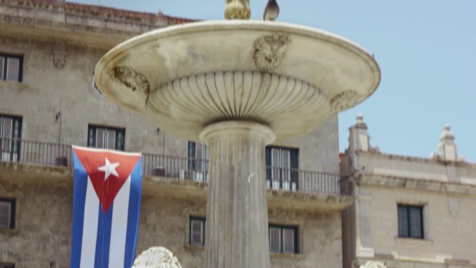古巴哈瓦那的详细信息。旧金山大教堂附近的喷泉和古巴国旗