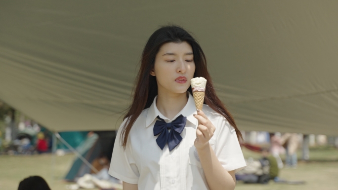 吃冰淇淋的漂亮女孩