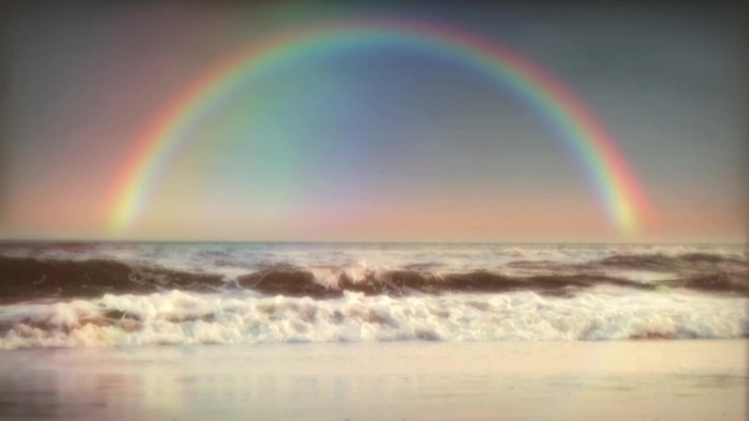 日落（或日出）暴雨后，彩虹和海浪汹涌。非常适合于以下主题：承诺、希望、宽恕、上帝、天气、未来、善意、