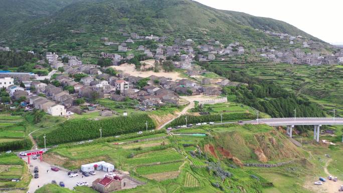 海边公路桥梁平潭最美环岛路行驶的车辆