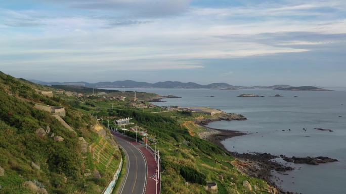 海边公路桥梁平潭最美环岛路行驶的车辆