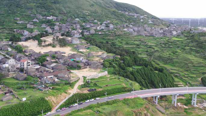 海边公路桥梁平潭最美环岛路行驶的车辆