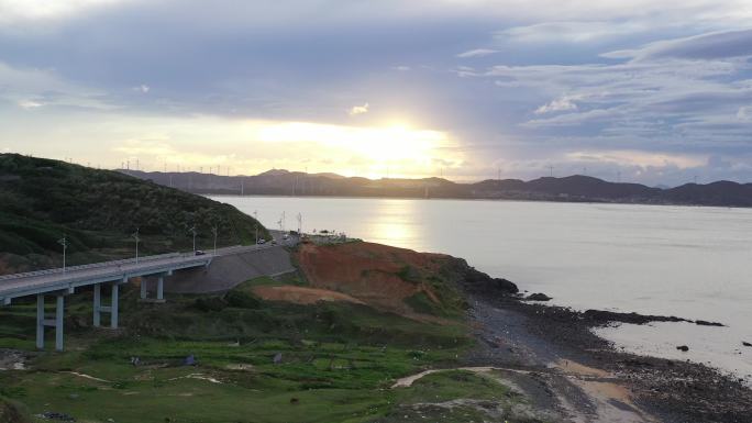 海边公路桥梁平潭最美环岛路行驶的车辆