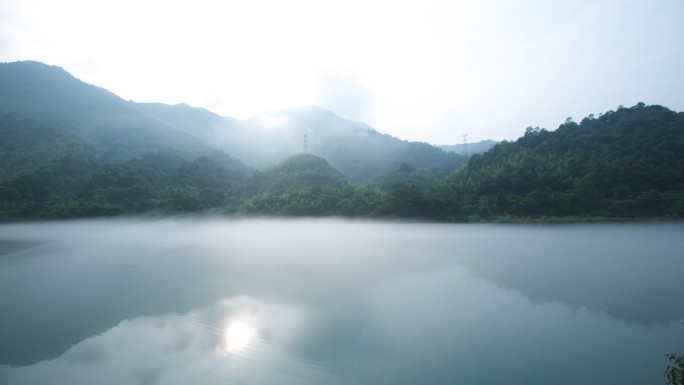 雾漫小东江延时山水云雾缭绕