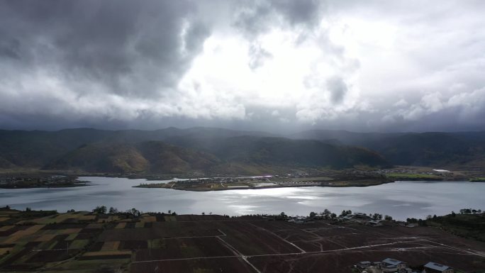 香格里拉，高速路河流高原农场，藏区，水库