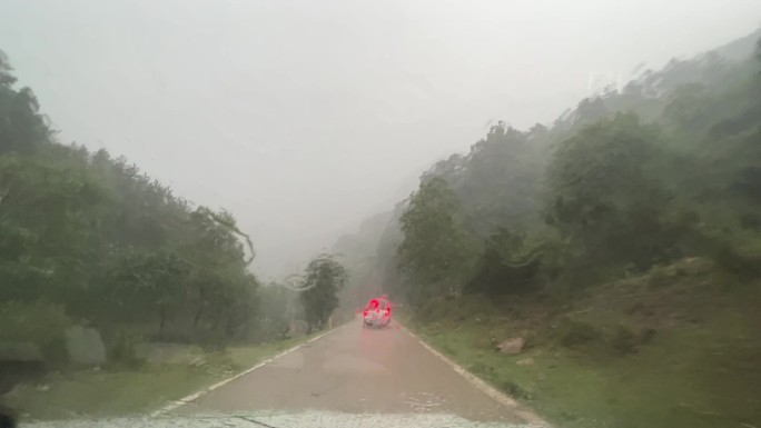 雷雨天行驶在山间小路