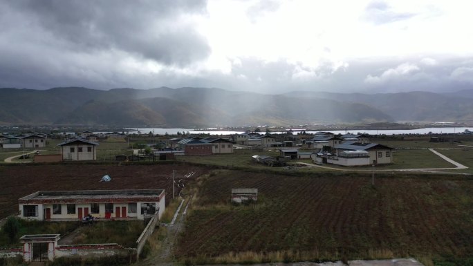 香格里拉，高速路河流高原农场，藏区，水库