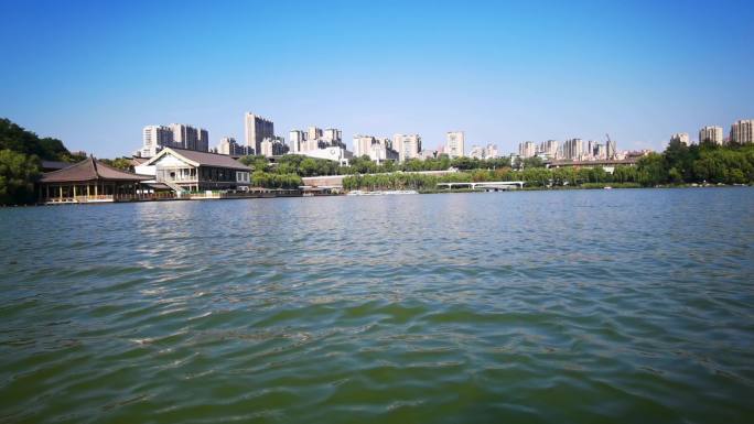 4K高清实拍西安曲江池遗址公园南湖水景观