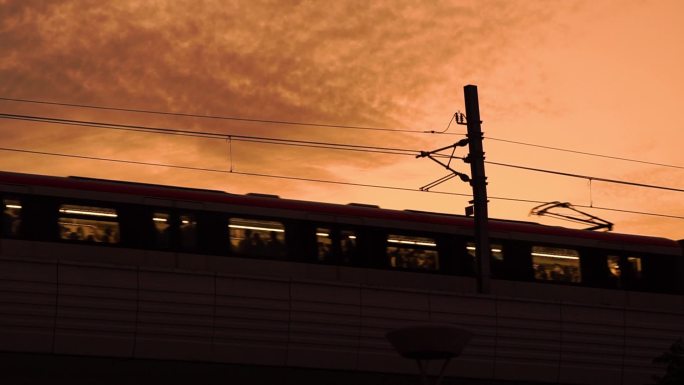 夕阳下地铁行驶画面