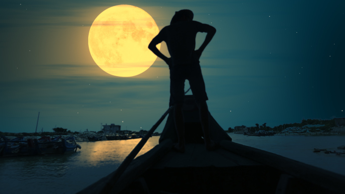 夜晚月光下的渔船出海