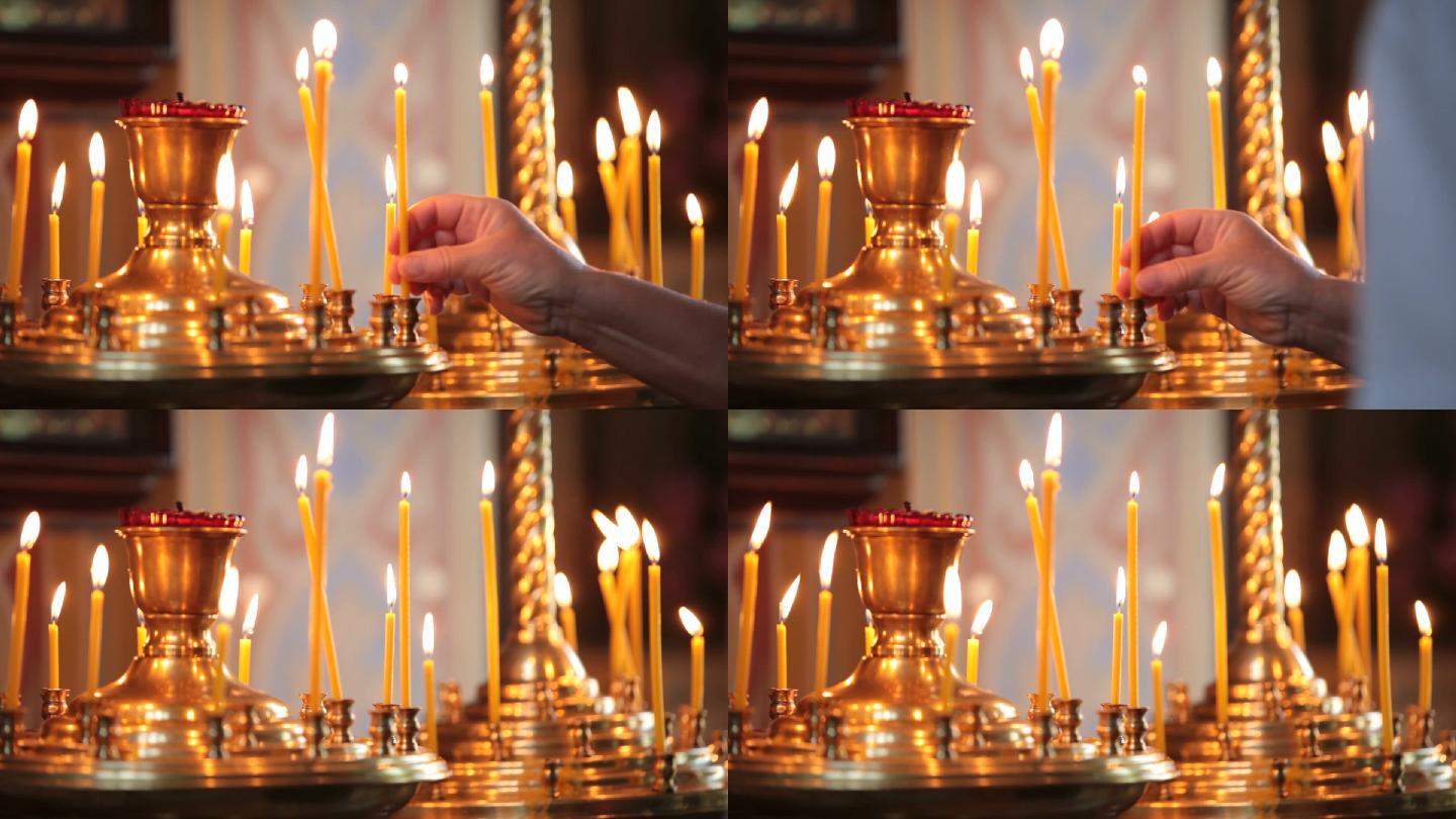 在教堂里手持点燃的蜡烛