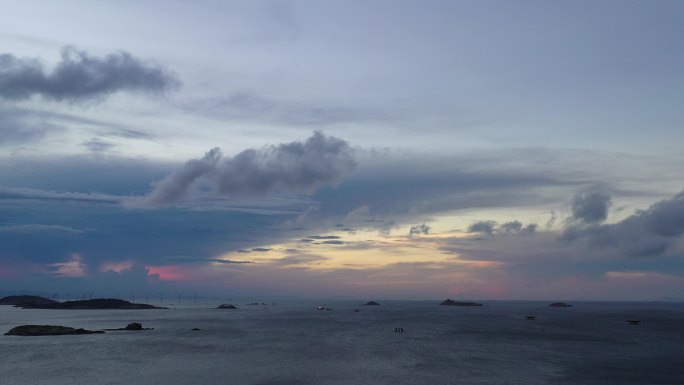 傍晚天空一片乌云飘过天空云朵天气阴云阴天