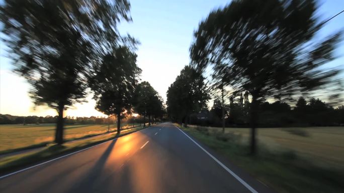 在德国的一条联邦公路上，太阳低挂，耀眼夺目。