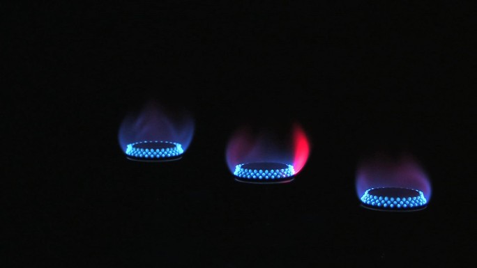 三个气体火焰围绕各自的轴旋转
