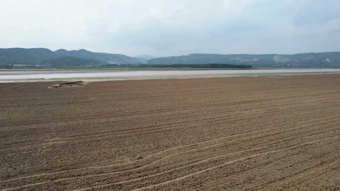 黄河放水河道枯竭c