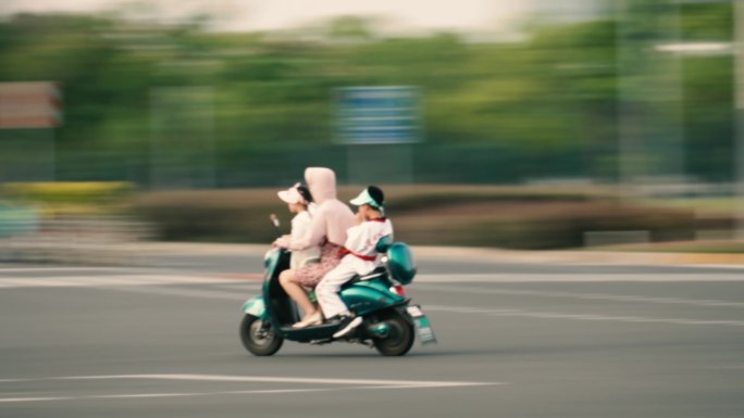 电动车超载违规带人飞快行驶