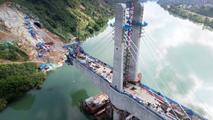 航拍新安江上在建的建德大桥