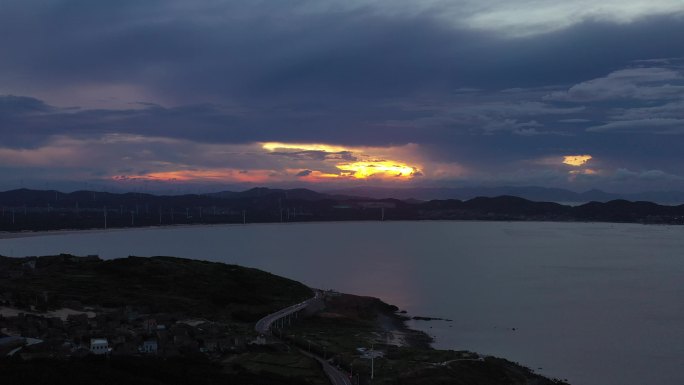 海边傍晚天空一片乌云飘过夜晚天空云朵阴云