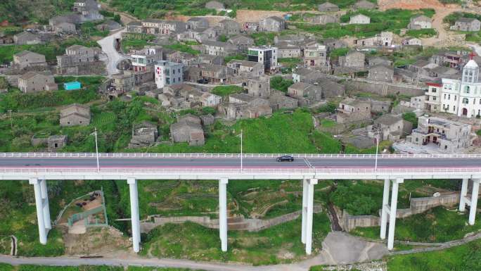 海边公路桥梁平潭最美环岛路行驶的车辆