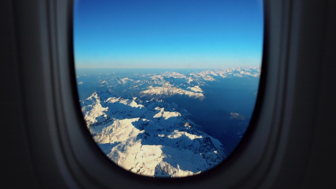飞机窗外风景 飞机上看雪山 鸟瞰雪山
