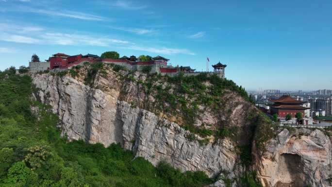 航拍襄阳真武山风景区蓝天白云城市旅游风光