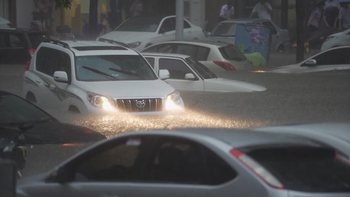 郑州720特大暴雨 泡水车画面