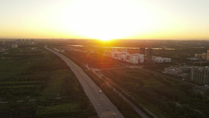 西咸新区中俄丝路创新园连霍高速夕阳车流