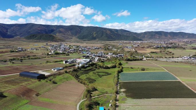 香格里拉，高速路河流高原农场，藏区，水库