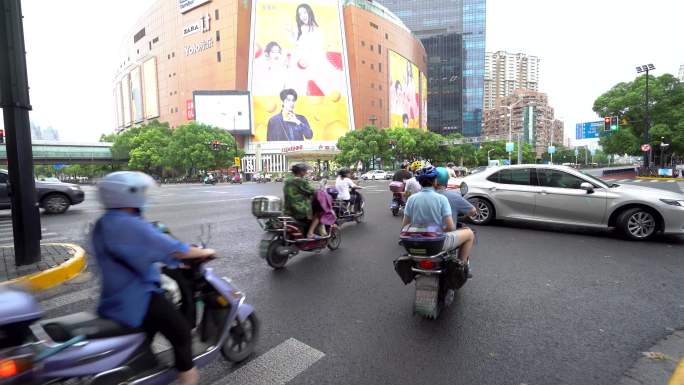 上海长宁区中山公园路口