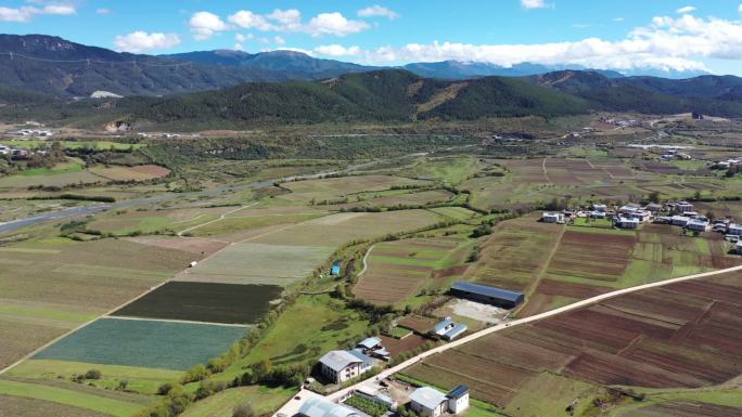 香格里拉，高速路河流高原农场，藏区，水库