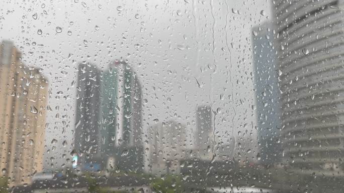 下大雨窗户上的雨滴