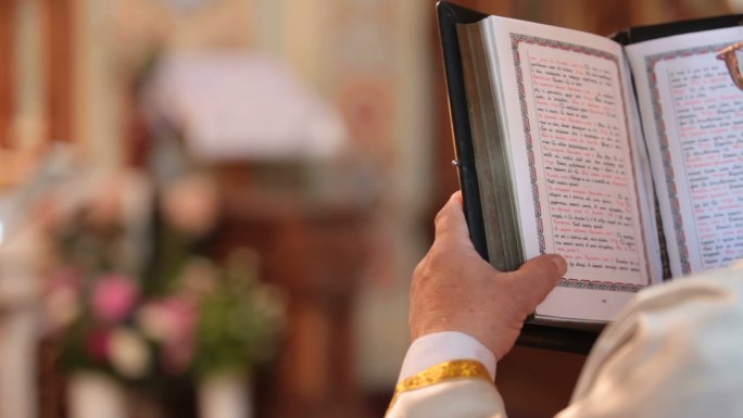 牧师在教堂读圣经