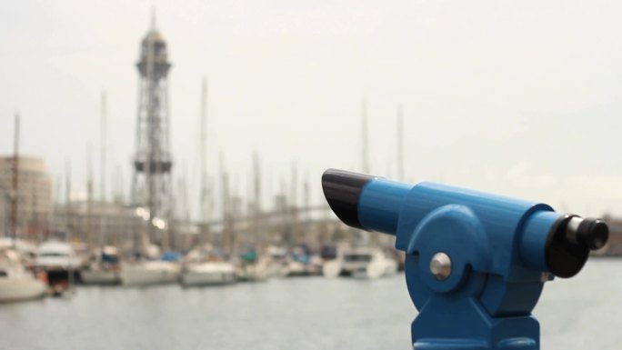 望远镜对准了巴塞罗那的一座塔楼，即港口索道。