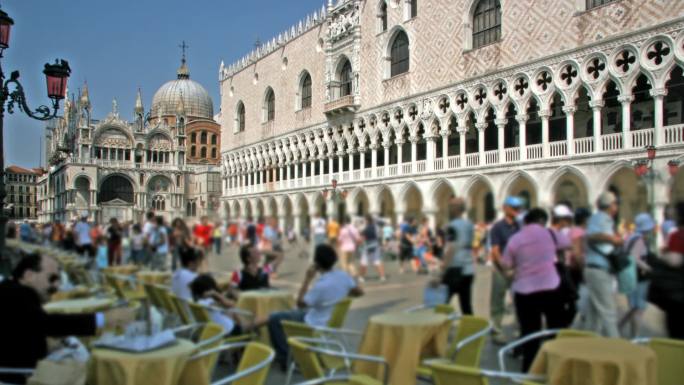 威尼斯圣马可广场上的人们随着时间流逝