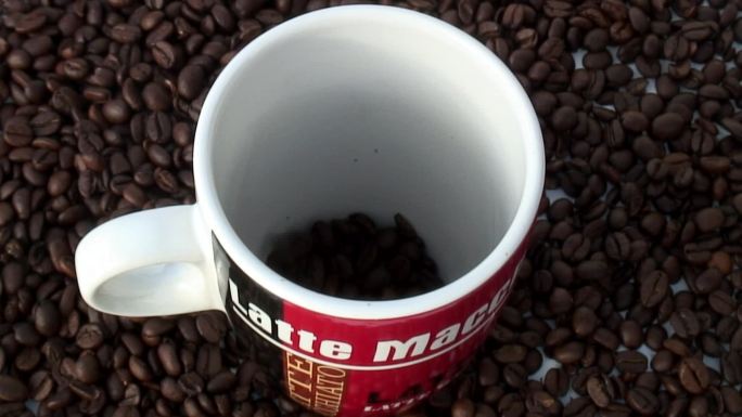 咖啡豆落在咖啡杯里