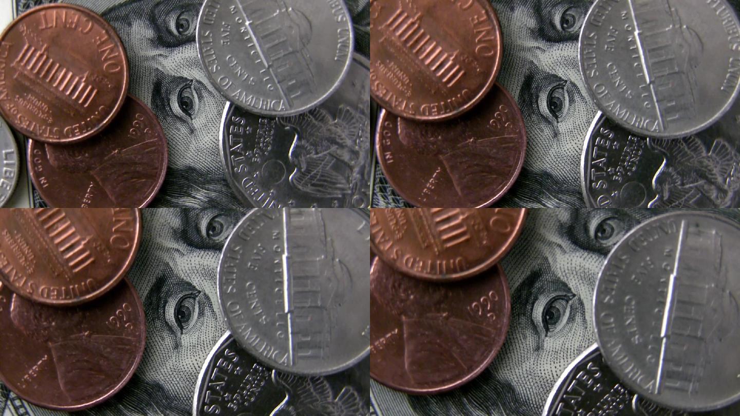 桌子上有美元和美分。