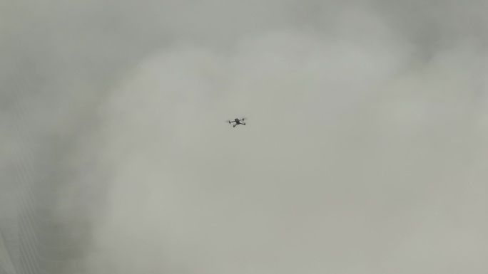无人机穿云航拍